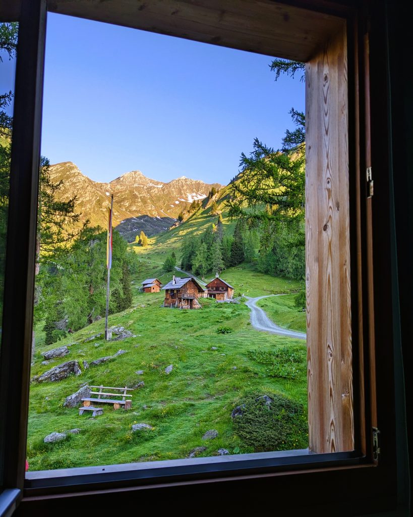 Alpe-Adria-Trail Weitwanderung Blick aus Fenster vom Fraganter Schutzhaus