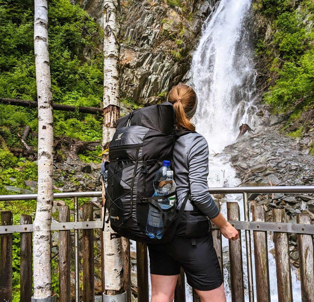 Alpe-Adria-Trail Weitwanderung Garntlwasserfall Frau mit Wanderrucksack