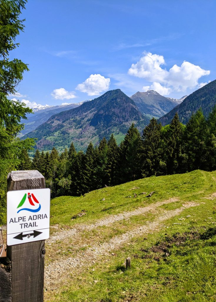 Alpe-Adria-Trail Weitwanderung Bergpanorama mit Wegzeichen