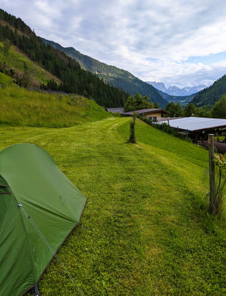 Alpe-Adria-Trail Weitwanderung Blick in das Tal mit kleinem Zelt 